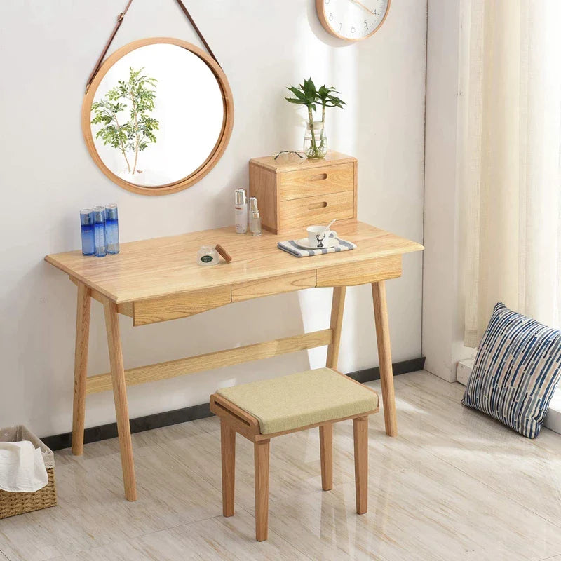 Hanging Round Wall Mirror in Bathroom &